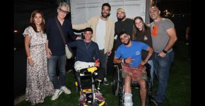 משמאל: קרן אופק - יו״רית ועד העובדים של פרטנר, ברי סחרוף, רביד פלוטניק, מתן ניסן, שנפצע במלחמת "חרבות ברזל" וחבר שנפצע אף הוא במלחמה, ולצידם מימין: אבא של מתן ניסן העובד במערכות מידע של פרטנר ואחותו.