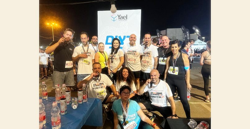 במרוץ הלילה של תל אביב 2024. נציגי קבוצת יעל* עם המנכ"ל דורון גיגי.