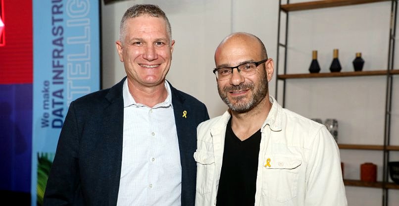 העיתונאי אוהד חמו ושלומי פרייס, מנכ"ל נטאפ ישראל.