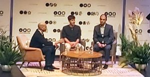 איליה סוצקבר (מימין) וסם אלטמן (במרכז) בימים יפים יותר, ביוני אשתקד באוניברסיטת תל אביב.