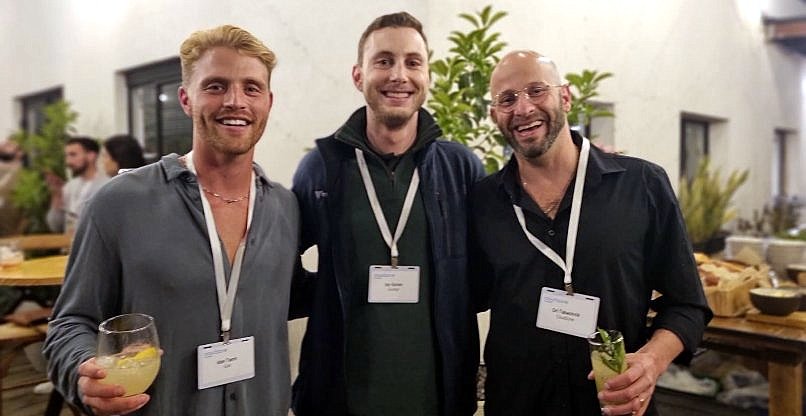 מימין לשמאל: אורי טבצ'ניק מקלאודזון, עידו גונן, המייסד וה-CTO של אקסודיגו, ועידן טמיר, מנהל GUTS – האב החדשנות של הראל.