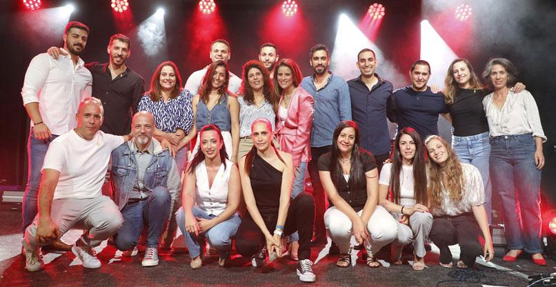 במרכז: לימור אפיק, מנכ"לית רד האט ישראל, ואיתה צוות המכירות של החברה.