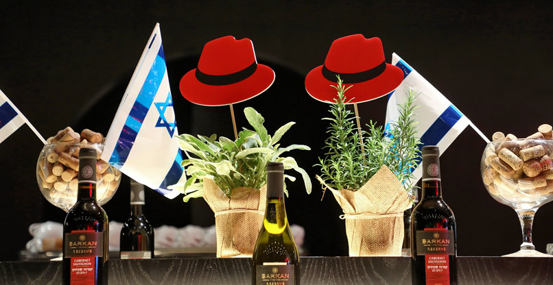 עציצים שהוזמנו מנתיב העשרה, כדי לתמוך בחקלאות מהעוטף.