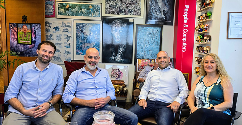 באו לבקר במאורת הנמר: מימין - נאוה שבתאי וארז דהן מ-ERP Logic, ורמי מנחם וגילי לבקוביץ' מסאפ ישראל.
