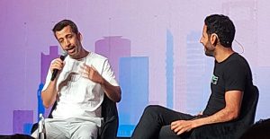 מימין: נאס דיילי והעיתונאי גיא לרר.