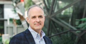 סטיב שמידט, מנהל האבטחה הראשי של אמזון.