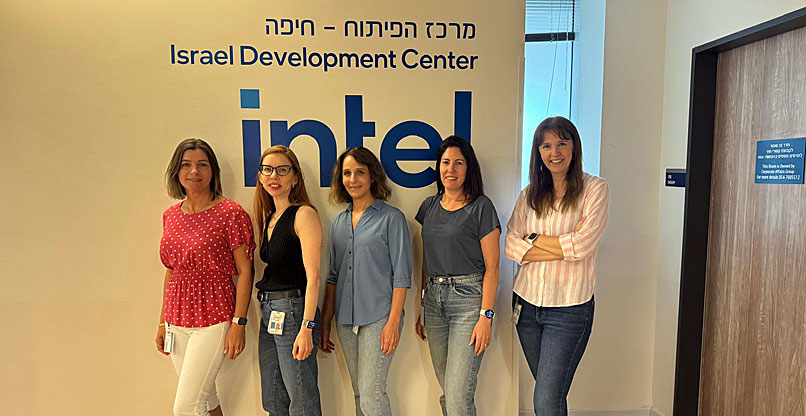 הנשים שהיו בין המפתחים של המעבדים החדשים באינטל. מימין: אסנת ערד, מיכל רז, אילת בר, ליסי סנופ וטאירנה סמירנוב.
