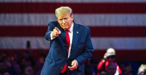 האיש שבגללו זה קורה. נשיא ארצות הברית, דונלד טראמפ.