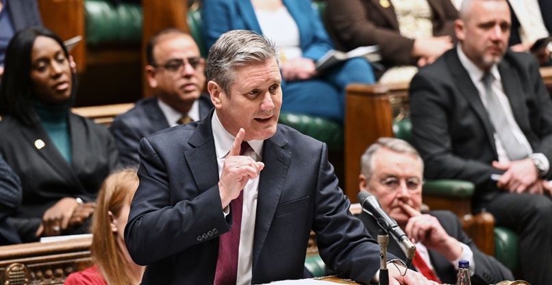 קיר סטארמר, מנהיג הלייבור ומי שככל הנראה יהיה ראש הממשלה הבא של בריטניה, נואם בפרלמנט בלונדון.