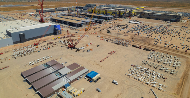 לא תייצר 50% בארה"ב. מבט מהאוויר על המפעל הענק של TSMC שנבנה בפניקס, אריזונה.