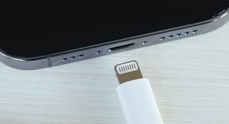 ייעלמו מהחנויות באירופה - מכשירי אפל עם חיבור Lightening.