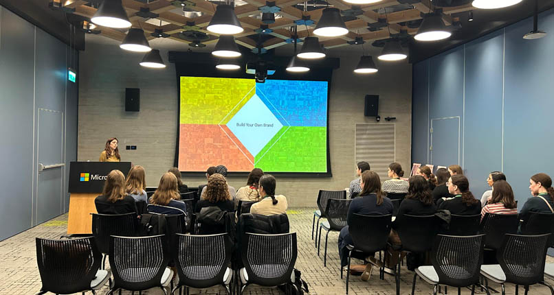 מאזינות להרצאות. ביקור נשים חרדיות במיקרוסופט.