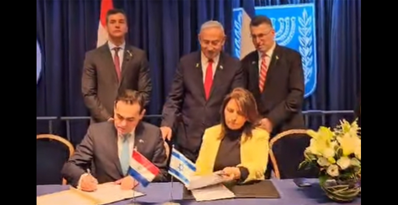 חותמים על מזכר ההבנה. מימין: שרת החדשנות והמדע, גילה גמליאל, ושר החוץ של פרגאווי, רובן רמירז לצקנו. עומדים, מימין: שר החוץ, גדעון סער, ראש הממשלה, בנימין נתניהו, נשיא פרגוואי, סנטיאנו פניה.