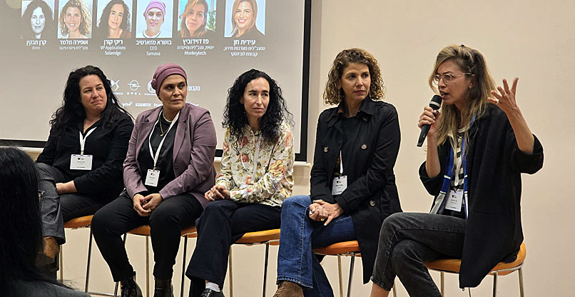 מימין: פז דוידוביץ', יזמית, מנכ”לית משותפת ומייסדת מאנקיטק; אופירה מלמד, מנכ''לית ניטרופיקס; ריקי קורן, סגנית נשיא לאפליקציות בסולאראדג'; בושרא מזאריב, מייסדת ומנכ''לית סמאנא; וקרן חבקין, יזמית, ומייסדת ומנכ''לית איימי.