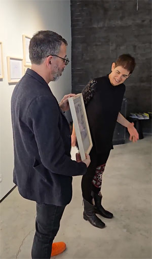 נעמה בנזימן ובן זוגה, ד"ר דורי אורין, בפתיחת התערוכה.