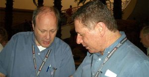 נועם הנגבי, היו"ר החדש של בנק הפועלים (מימין), ולידו העיתונאי משה אלון.