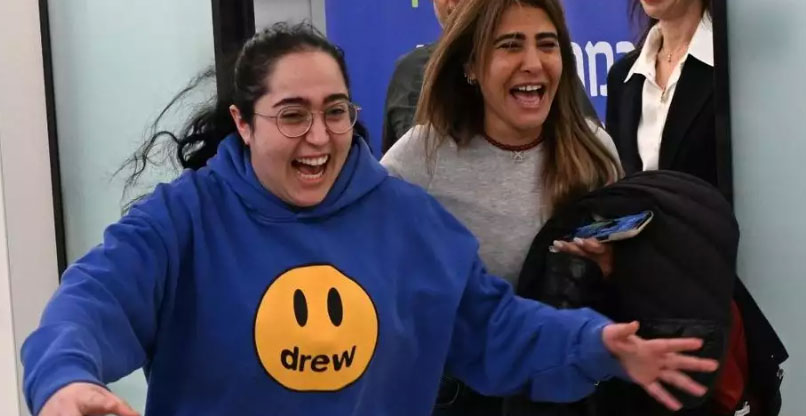 החטופה לירי אלבג במפגש הראשון לאחר החזרה הביתה עם בני משפחתה.