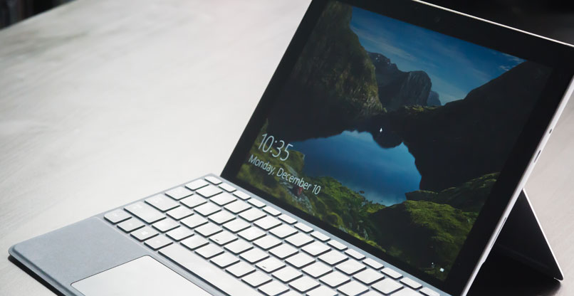 יקטן. מחשב Surface של מיקרוסופט.