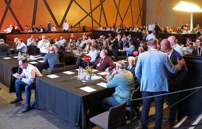 כנס Top Summit של אנשים ומחשבים.