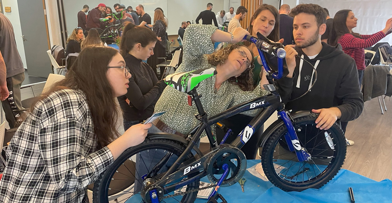 מרוכזים בהרכבת אופניים. עובדי אקווה סקיוריטי.