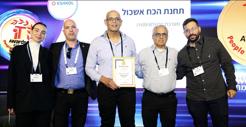 מימין לשמאל: אושרי בן עזרא, ראש תחום תעשייה; ארז דאלי, מנהל תחנת הכח אשכול; שלמה כמיליאן, מנמ"ר תחנת הכח אשכול; יוסי עפרוני, מנכ"ל גיב סולושנס; שירה דבוש, מנהל מערכת מטעם גיב בתחנת הכח אשכול.