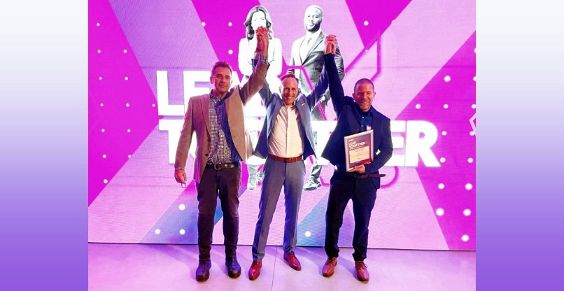 מימין לשמאל: עומר ברוך, ראש תחום תכנון ובקרה האמון על יישום ג'דוקס בישראל, קבוצת יעל; פלוריאן וינטרשטיין, מנכ"ל ג'דוקס העולמית; וגיא אופק, סמנכ"ל המכירות בחטיבה, קבוצת יעל.