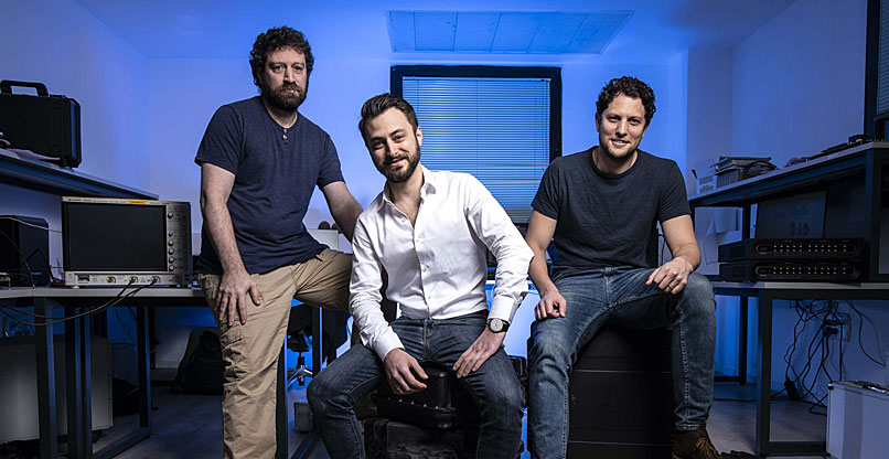 מימין: ד”ר יונתן כהן, סמנכ"ל הטכנולוגיות של קוונטום משינס; ד”ר איתמר סיון, המנכ"ל; וד”ר ניסים אופק, המהנדס הראשי.