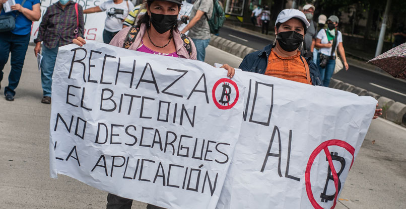 מפגינים בסן סלבדור, בירת אל סלבדור, נגד הפיכת הביטקוין למטבע הרשימה של המדינה.