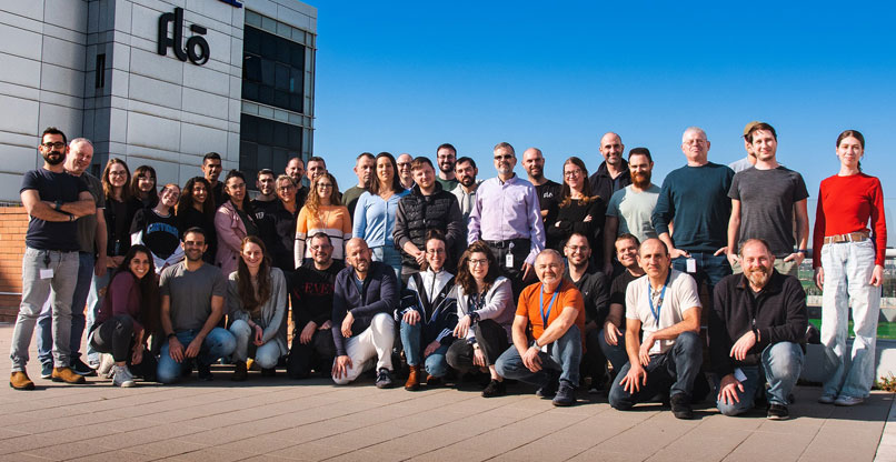 עובדי פלו אופטיקס.