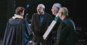 אורן שגיא, מנכ"ל סיסקו ישראל ויו"ר לשכת המסחר ישראל-אמריקה, מקבל את התואר עמית כבוד של מכללת אפקה.