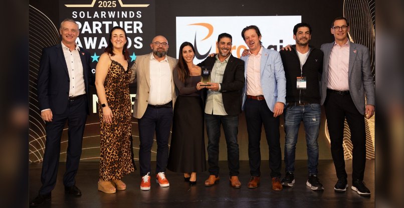 באירוע השותפים, אנשי פרולוג'יק וסולארווינדס* חוגגים את השותפות.