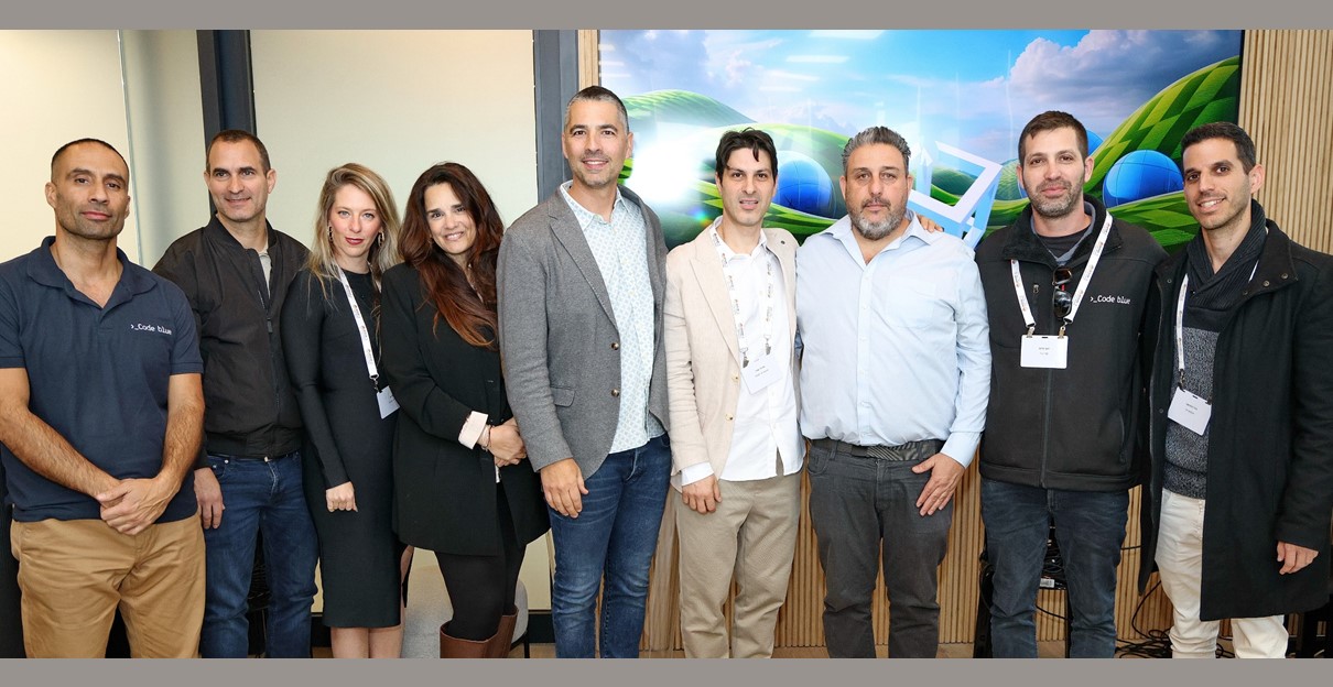 אינטגרטי וקוד בלו באירוע ההשקה.