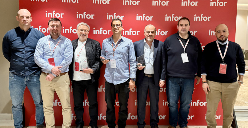 גאים לקבל את הפרס. במרכז: דדי מלאך, מנהל פעילות אינפור בישראל בקבוצת אמן