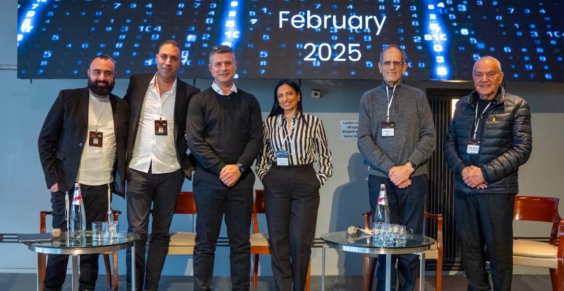 מימין לשמאל: דן חלוץ, הרמטכ"ל לשעבר; חזי כאלו, מנכ"ל בנק ישראל לשעבר; שלי בראונשטיין, סגנית נשיא תפעול ב-Code Blue; יוסי טל, מנכל CYFOX; משה זריהן, מייסד ו-CTO ב-Trustnet, ואוריאל קוסאייב.