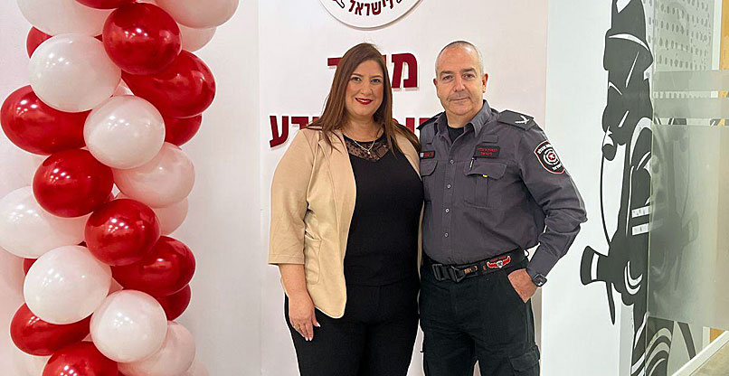 מימין: תת טפסר ניר צנטנר, מפקד חטיבת התקשוב בנציבות כבאות והצלה, ומאיה שמש ז'ורנו, מנהלת תחום השירות בנציבות.