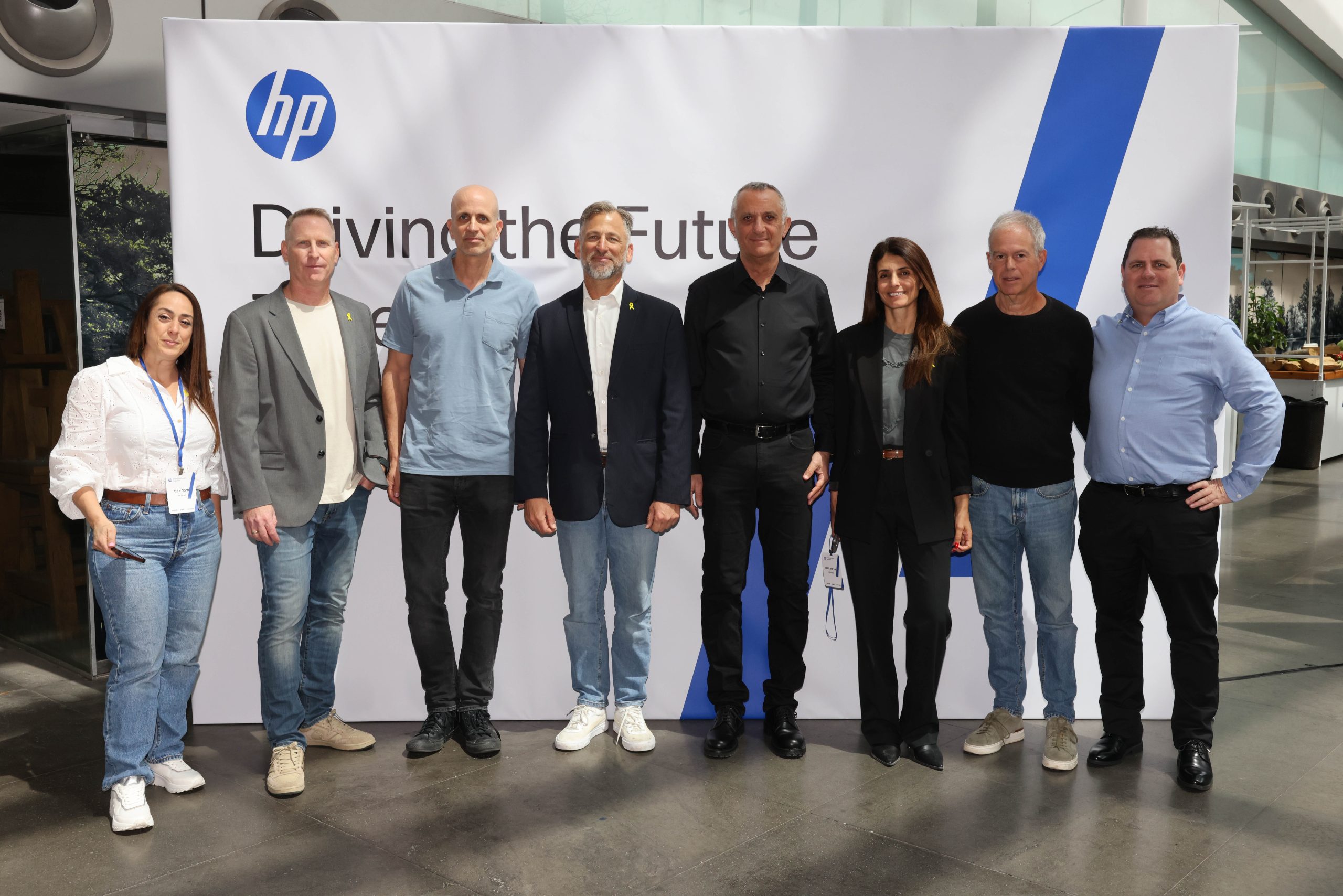 אנשי HP ישראל. שמות המצולמים בתמונה ותפקידיהם - למטה.