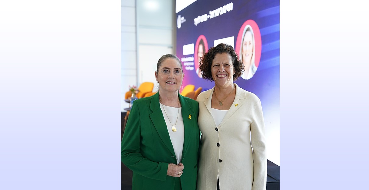 מימין לשמאל: יעל יגרמן לביא, יו"ר פארק היי-טק צפון ותכנית מושל, לצד רעיית הנשיא, מיכל הרצוג, באירוע SheTalks בפארק היי-טק צפון.