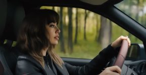 הדמות נשארת עקבית לאורך כל הסצינות.