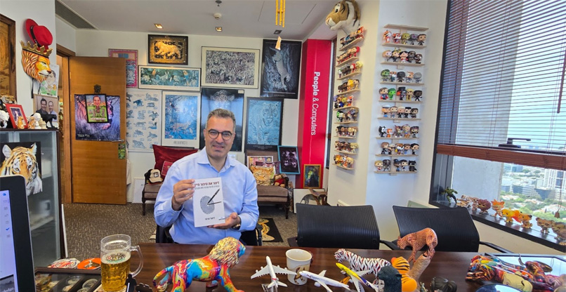 ליאור ערוסי עם ספרו החדש.