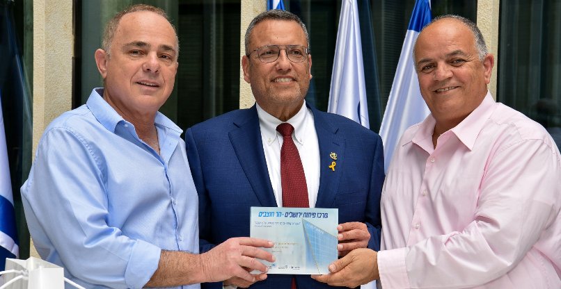 מימין לשמאל: יואב תורג'מן, מנכ"ל רפאל; משה ליאון, ראש העיר ירושלים; ו-ד"ר יובל שטייניץ, יו"ר רפאל.
