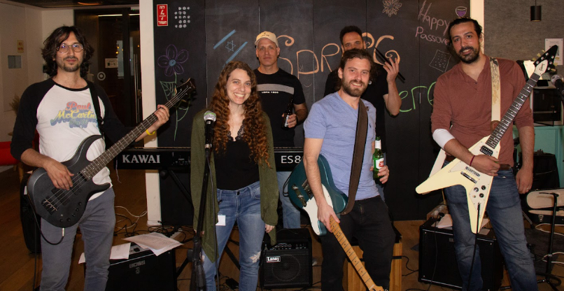 להקת הבית של סייסנס* באירוע פסח של החברה.