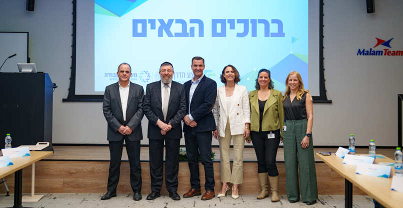 מימין: ממלם תים: לירון טבק - מנהלת חטיבת סיילספורס ואוטומציה, דורית בר - סמנכ"לית משאבי אנוש, עינת זרמי - סמנכ"לית אגף מערכות, יעקב גאון - מנהל תחום סיילספורס, יואב בן צור - שר העבודה, ושי בסון - מנכ"ל משותף במלם תים.