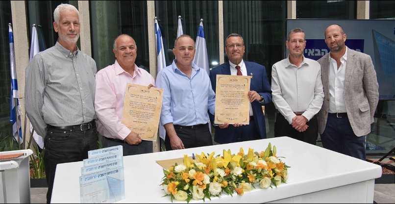 מימין לשמאל: אייל חיימובסקי, מנכל הרל"י; ד"ר צחי גליקמן, סמנכ"ל בכיר וראש חטיבת מחקר ופיתוח ברפאל; משה ליאון, ראש העיר ירושלים; ד"ר יובל שטייניץ, יו"ר רפאל; יואב תורג'מן, מנכ"ל רפאל; ויואב וקסלר, סמנכ"ל בכיר בחטיבת התפעול ברפאל.