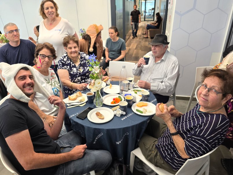 בראנץ' שירה בציבור עם שורדי שואה במשרדי סייברארק.