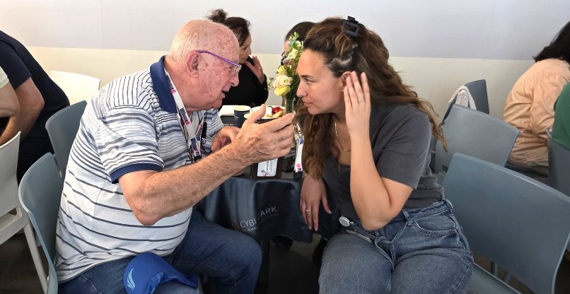 מדברים בגובה העיניים. שורדי השואה עם עובדי סייברארק.