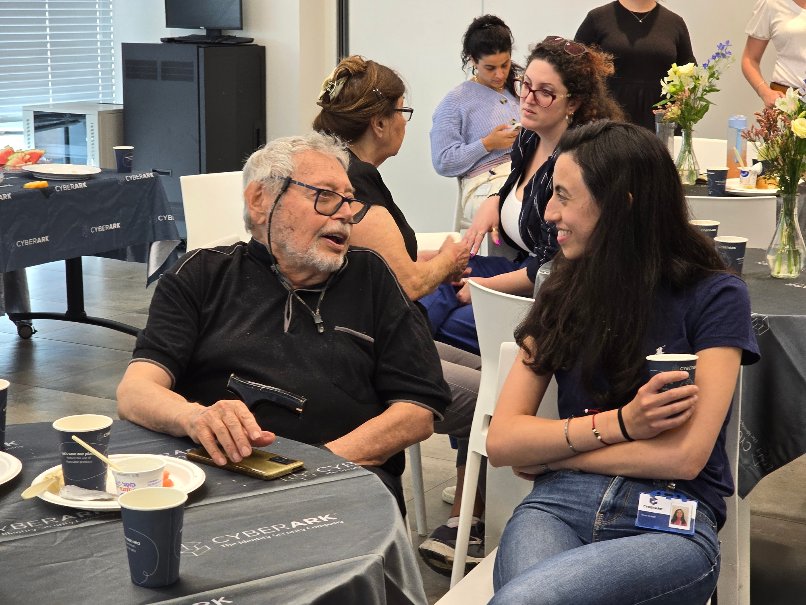 שיחות מלב אל לב. עובדי סייברארק מבלים בשיחה עם שורדי השואה.