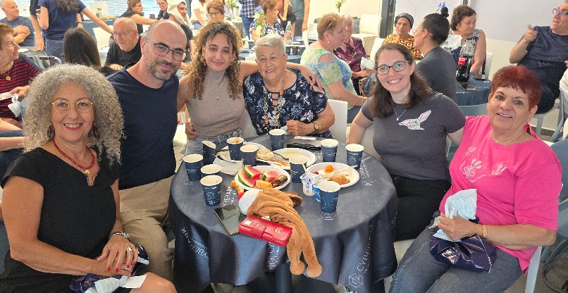 בראנץ' שירה בציבור עם שורדי שואה בסייברארק.