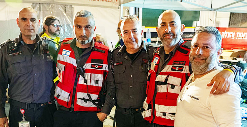 אנשי נציבות כבאות והצלה: מימין - אילן בן דוד,טכנאי מחוז ירושלים; ליאור גוטהייט, ראש מדור הקשר של מחוז ירושלים; ניר צנטנר, ראש חטיבת תקשוב; אייל אבזבקייב, ראש מחלקת קשר; וקובי צונזר, ראש ענף לוגיסטיקה.