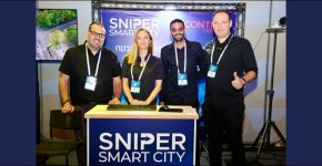 נציגי חברת SNIPER באירוע Smart Cities 3.0 2025. מימין לשמאל: ראובן שוסטר, סמנכ"ל מכירות; נדב שלי, מנהל מוצר; דניאלה רבינוביץ', מנהלת שיווק; ירדן שמעוני, מנהל תפעול.