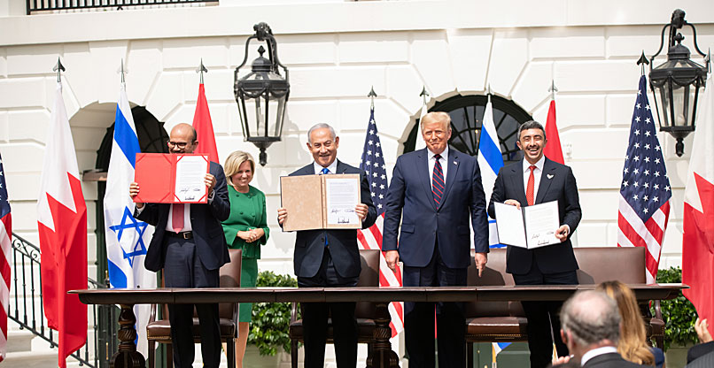טקס חתימת הסכמי אברהם. מימין: שר החוץ של איחוד האמירויות, שייח' עבדאללה בן זאיד אאל נהיאן; נשיא ארצות הברית, דונלד טראמפ; ראש הממשלה, בנימין נתניהו; ושר החוץ של בחריין, עבד א-לטיף א-זיאני.